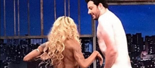 Danilo Gentili e Inês Brasil resolveram fazer um strip-tease durante o "The Noite" desta quarta-feira (15) Danilo Gentili e Inês Brasil resolveram fazer um strip-tease durante o "The Noite" desta quarta-feira (15)
