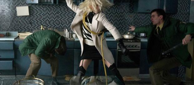 Entrare troppo nella parte, specie in una scena di schiaffi e botte, può avere qualche controindicazione e CharlizeTheron lo sa. Foto: youtube. Entrare troppo nella parte, specie in una scena di schiaffi e botte, può avere qualche controindicazione e CharlizeTheron lo sa. Foto: youtube.