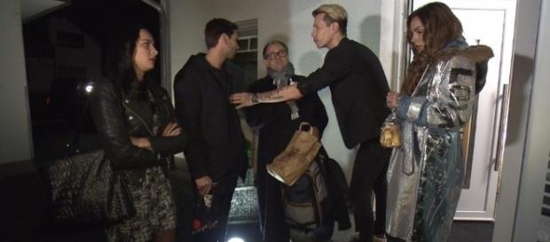 Florian Wess (2. v. re.) gibt Honey (2. v. li.) Hausverbot / Foto: VOX, itv Florian Wess (2. v. re.) gibt Honey (2. v. li.) Hausverbot / Foto: VOX, itv