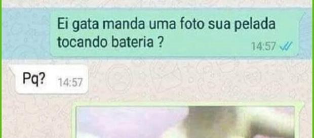 Garota fica surpresa ao receber nudes dela mesma enviada por um homem. Garota fica surpresa ao receber nudes dela mesma enviada por um homem.