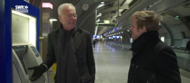 Harald Schmidt vor seinem Lieblingsgeldautomaten der Deutschen Bank / Foto: SWR Harald Schmidt vor seinem Lieblingsgeldautomaten der Deutschen Bank / Foto: SWR