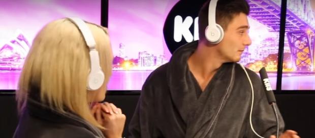 Na Australia, casal fica nu em programa Na Australia, casal fica nu em programa