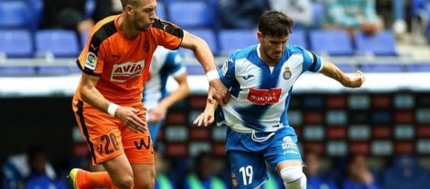 Piatti en conducción frente a Rubén Penya (Imagen vía MundoDeportivo) Piatti en conducción frente a Rubén Penya (Imagen vía MundoDeportivo)