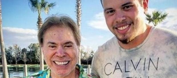 Sílvio Santos tem o cabelo praticamente todo branco Sílvio Santos tem o cabelo praticamente todo branco