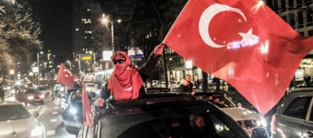 Wie beeinflusst das die Niederlande-Wahl? - Türkei weist Holland ... - bild.de Wie beeinflusst das die Niederlande-Wahl? - Türkei weist Holland ... - bild.de