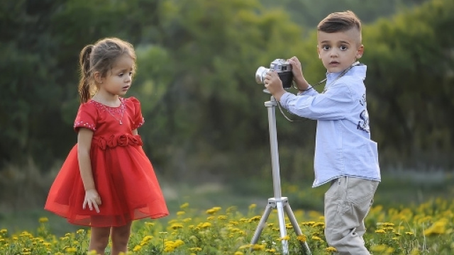 Bambini alle prese con una fotocamera digitale