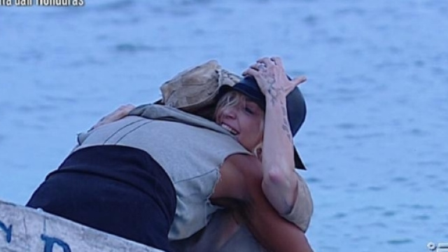 Isola dei famosi 2017, Bacio Raz Degan e Paola Barale