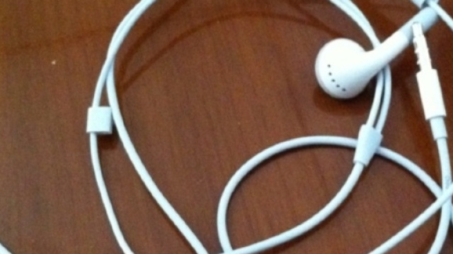 Le cuffiette esplodono in volo: australiana ferita