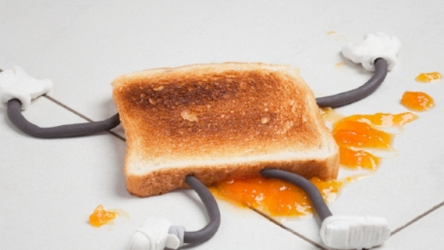 Regola dei 5 secondi, ma per alcuni alimenti potrebbero essere 30 minuti o pi&ugrave;.