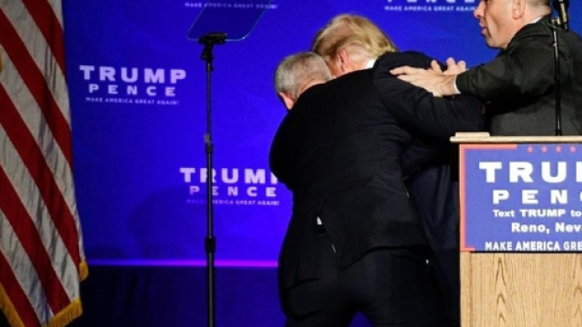 Usa 2016. Paura per Donald Trump durante un comizio.