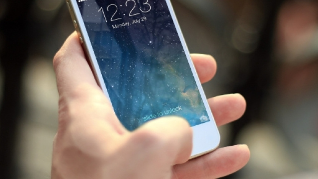 Volantino Expert sottocosto Vs MediaWorld: smartphone in offerta per la Festa del Pap&agrave; 2017