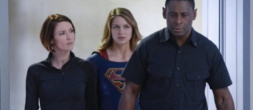 Supergirl con sua sorella Alex e J'onn, in aspetto umano (tvguide.com)