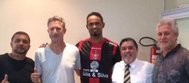 Bruno é contratado por time de futebol Bruno é contratado por time de futebol
