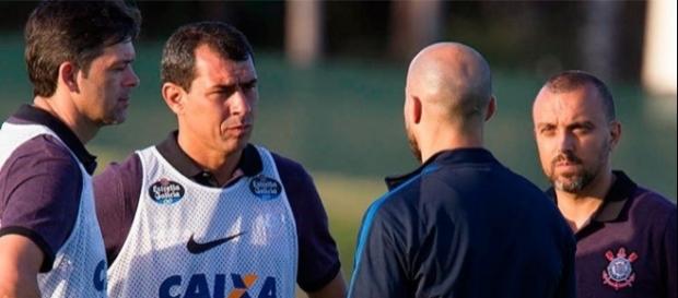 Comissão técnica do Corinthians fará lista de dispensa para enxugar elenco Comissão técnica do Corinthians fará lista de dispensa para enxugar elenco