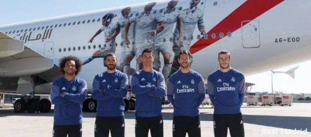 CR7 et ses coéquipiers posent devant le nouvel A380 du club. CR7 et ses coéquipiers posent devant le nouvel A380 du club.