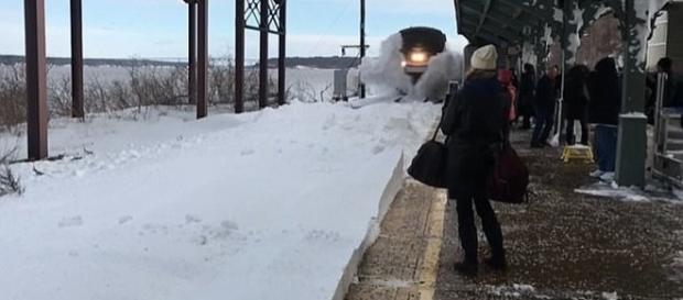 Intrare ”furtunoasă” a unui tren Amtrak într-o stație de cale ferată din New York - Foto: Captură YouTube/Nick Colvin Intrare ”furtunoasă” a unui tren Amtrak într-o stație de cale ferată din New York - Foto: Captură YouTube/Nick Colvin