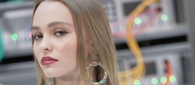 Lily-Rose Depp reine du frow row du défilé Chanel à Paris - puretrend.com Lily-Rose Depp reine du frow row du défilé Chanel à Paris - puretrend.com