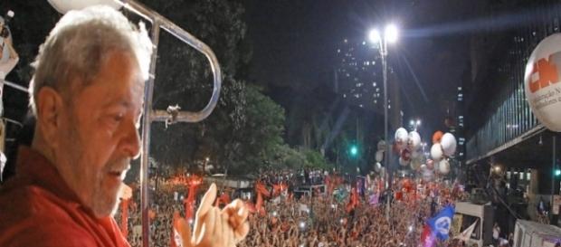 Lula aproveita manifestações para se promover como candidato Lula aproveita manifestações para se promover como candidato