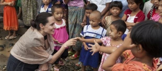 Mesmo em momentos difíceis, Angelina Jolie continua com seu ativismo e ajuda humanitária Mesmo em momentos difíceis, Angelina Jolie continua com seu ativismo e ajuda humanitária