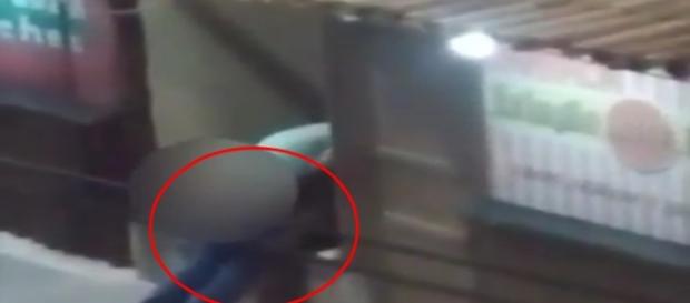 Momento chocante em que mulher é atacada Momento chocante em que mulher é atacada