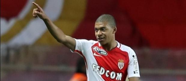 Monaco: Mbappé est reparti avec le ballon du match - bfmtv.com Monaco: Mbappé est reparti avec le ballon du match - bfmtv.com