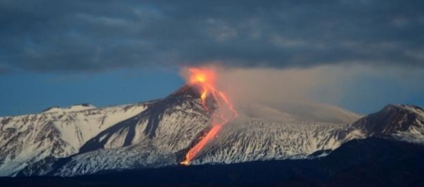 Prosegue l'eruzione dell'Etna dopo la calma notturna Prosegue l'eruzione dell'Etna dopo la calma notturna