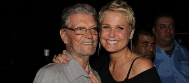 Xuxa com seu pai, Luiz Floriano, que está em coma (Foto: Reprodução) Xuxa com seu pai, Luiz Floriano, que está em coma (Foto: Reprodução)