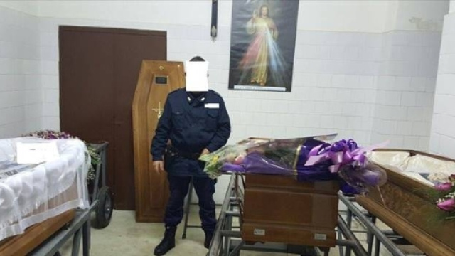 Bari, guardie giurate ridono vicino ai defunti