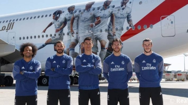 CR7 et ses co&eacute;quipiers posent devant le nouvel A380 du club.