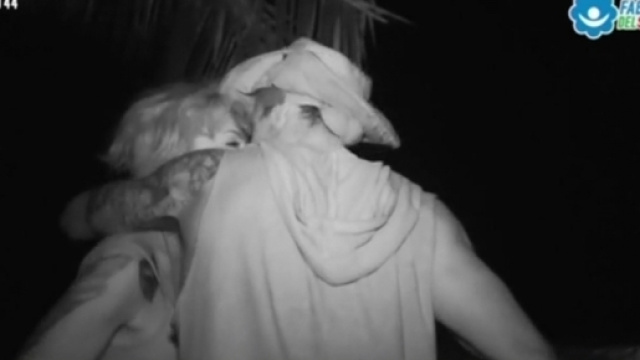 L'isola dei famosi 2017, notte d'amore fra Raz e Paola