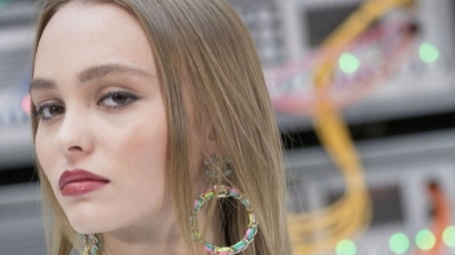 Lily-Rose Depp reine du frow row du défilé Chanel à Paris - puretrend.com