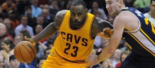 LeBron James scores 33 to lead the Cavaliers past the Jazz.