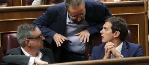 Albert Rivera conversa con su número dos, José Manuel Villegas, y con su portavoz parlamentario, Juan Carlos Girauta.