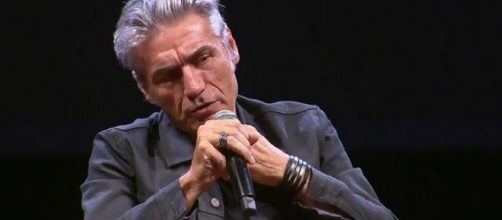 Brutte notizie per i fan di Ligabue, l'artista deve sottoporsi ad un intervento.