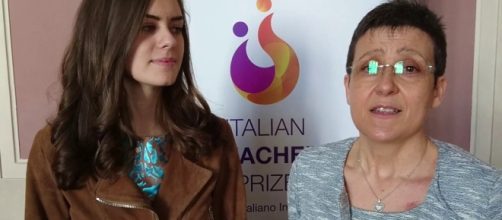 La professoressa più brava d'Italia alla premiazione con l'ex alunna che l'ha candidata