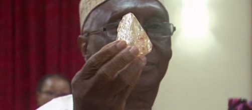 Sierra Leone, il diamante da 706 carati trovato da un pastore cattolico