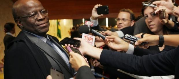 Barbosa ao anunciar aposentadoria é assediado pela imprensa Barbosa ao anunciar aposentadoria é assediado pela imprensa
