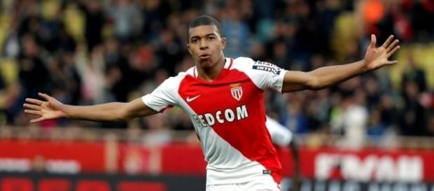 Kylian Mbappé Lottin con el Mónaco Kylian Mbappé Lottin con el Mónaco