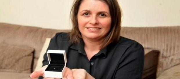 Mulher mostra diamante que quase engoliu Mulher mostra diamante que quase engoliu