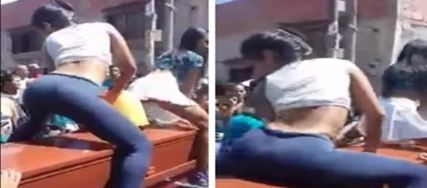 Na imagem é possível ver duas mulheres encima do morto dançando um ritmo conhecido como ‘reggaeton’, elas foram aplaudidas pelos presentes. Na imagem é possível ver duas mulheres encima do morto dançando um ritmo conhecido como ‘reggaeton’, elas foram aplaudidas pelos presentes.