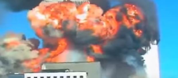 Na imagem é possível ver o momento em que o primeiro avião terrorista colidiu com uma das torres do prédio. Na imagem é possível ver o momento em que o primeiro avião terrorista colidiu com uma das torres do prédio.