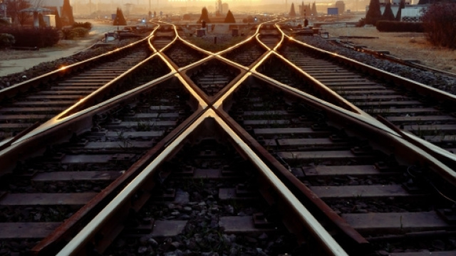 Sassi contro ragazzini che si scattano selfie sui binari: curioso salvataggio