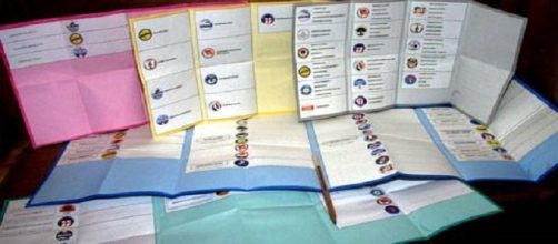 Alcune schede elettorali con molti simboli dei partiti