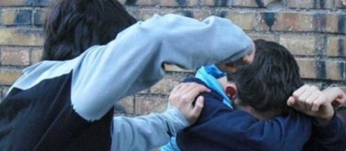 Mugnano, bulli picchiano 13enne: il padre pubblica la foto del volto