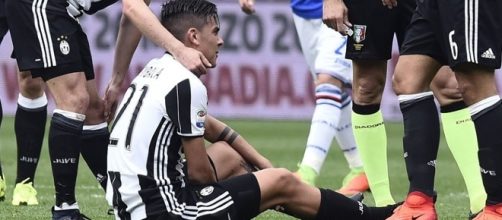 Paulo Dybala dolorante a terra per il problema al flessore della coscia destra