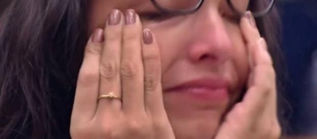 Emilly chora ao terminar com Marcos; brincadeira sobre gravidez e mandinga para reatar romance. Confira as últimas do "BBB" Emilly chora ao terminar com Marcos; brincadeira sobre gravidez e mandinga para reatar romance. Confira as últimas do "BBB"