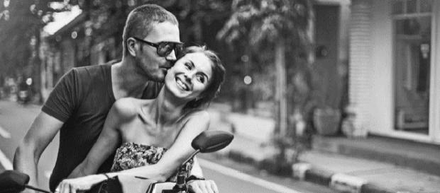 Gestos que demostram intimidade entre o casal Gestos que demostram intimidade entre o casal