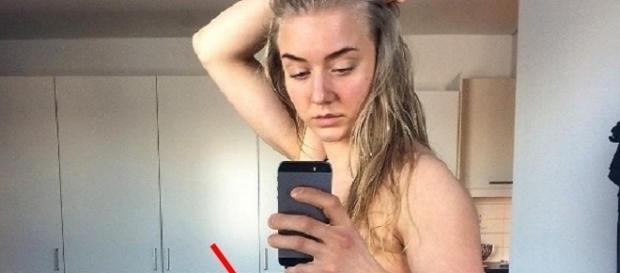 Garota sobre muito com inchaço todos os meses causado pelo período menstrual Garota sobre muito com inchaço todos os meses causado pelo período menstrual