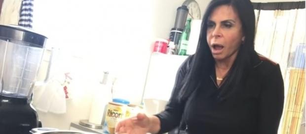 Gretchen disse que sua colher mexeu por causa dos espíritos franceses (Foto: Reprodução/Youtube) Gretchen disse que sua colher mexeu por causa dos espíritos franceses (Foto: Reprodução/Youtube)