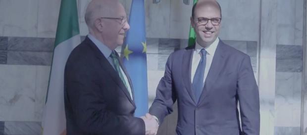 Il ministro irlandese Charles Flanagan e il collega italiano Angelino Alfano Il ministro irlandese Charles Flanagan e il collega italiano Angelino Alfano